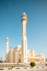 Außenansicht der Großen Moschee Al Fateh, Hauptgebäude und Minarette in Manama - CUF54932