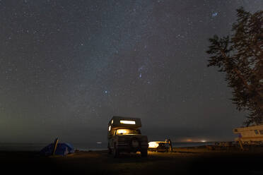 In der Nähe von Jordan River, British Columbia, Kanada, geparktes Wohnmobil bei Nacht. - CUF54940
