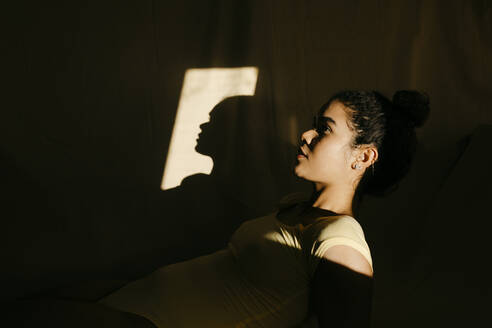 Porträt einer attraktiven jungen Frau im Sonnenlicht - TCEF00427
