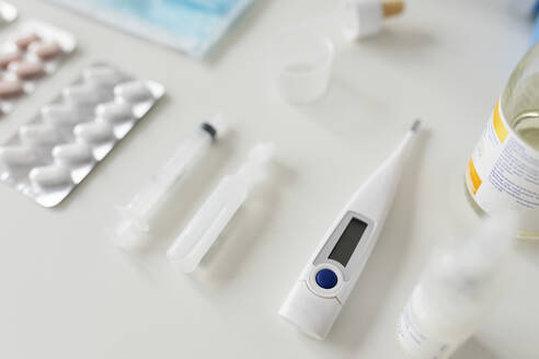 Digitales Thermometer und andere vorbeugende Gesundheitsmaßnahmen gegen das Corona-Virus - VABF02746