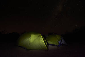Äthiopien, Turmi, Sterne über aufgestellten Zelten bei Nacht - VEGF01829