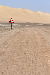 Namibia, Richtungsweisendes Straßenschild inmitten der Wüste - VEGF01835