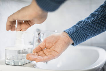 Mann wäscht sich die Hände mit Flüssigseife, Nahaufnahme - MCVF00264