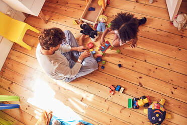 Vater und Tochter spielen mit Holzklötzen - CAIF25492