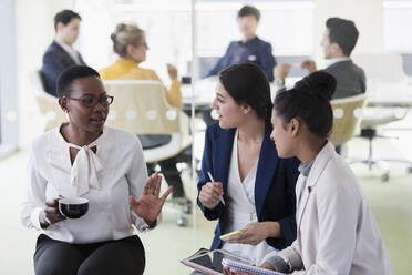 Geschäftsfrauen im Gespräch bei einem Treffen - CAIF25535