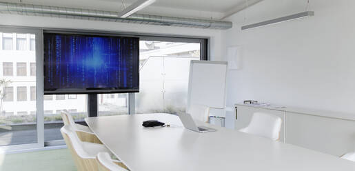 Fernsehbildschirm im modernen Konferenzraum - CAIF25574