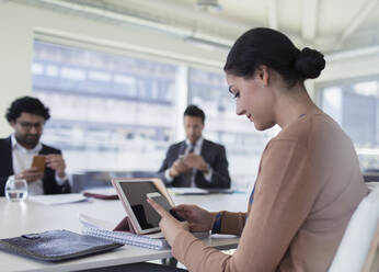 Geschäftsfrau benutzt Smartphone in Konferenzraumbesprechung - CAIF25577