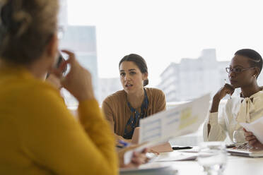 Geschäftsfrauen hören in einem Konferenzraum zu - CAIF25646