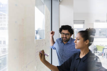 Geschäftsleute beim Brainstorming im Büro - CAIF25675