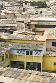 Ghana, Accra, Wellblechdächer von armen afrikanischen Vorstadthäusern - VEGF01840