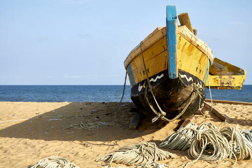 Ghana, Keta, Altes Fischerboot auf sandigem Küstenstrand zurückgelassen - VEGF01842