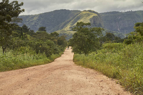 Ghana, Leere Schotterstraße im Kakum-Nationalpark - VEGF01846