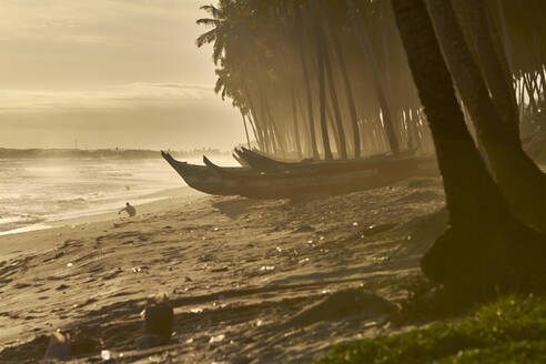 Ghana, Keta, Boote in der Abenddämmerung am Küstenstrand - VEGF01850