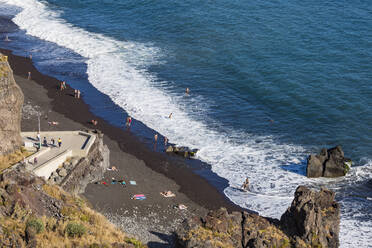 Portugal, Madeira, Funchal, Menschen entspannen sich am Strand des Atlantischen Ozeans im Sommer - WDF05883