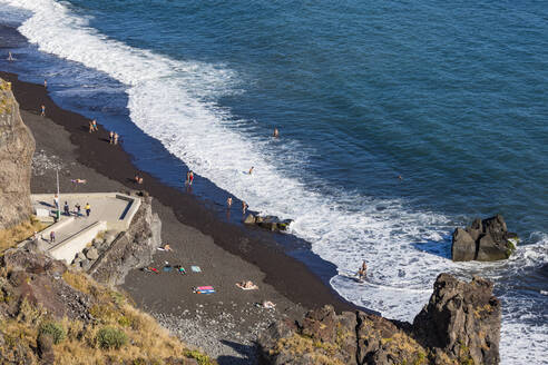 Portugal, Madeira, Funchal, Menschen entspannen sich am Strand des Atlantischen Ozeans im Sommer - WDF05883