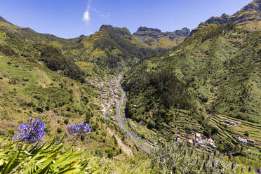 Portugal, Madeira, Serra de Agua, Blick von oben auf ein Dorf in einem grünen Bergtal - WDF05884