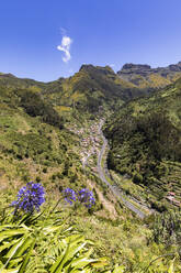 Portugal, Madeira, Serra de Agua, Blick von oben auf ein Dorf in einem grünen Bergtal - WDF05885