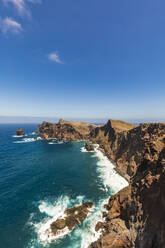 Portugal, Madeira, Klarer Himmel über der Landzunge Ponta de Sao Lourenco - WDF05887