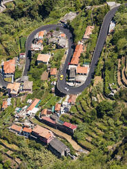 Portugal, Madeira, Curral das Freiras, Blick von oben auf die kurvenreiche Straße, die sich durch das Bergdorf zieht - WDF05897