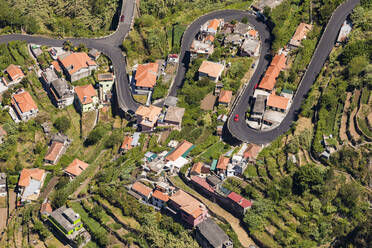Portugal, Madeira, Curral das Freiras, Blick von oben auf die kurvenreiche Straße, die sich durch das Bergdorf zieht - WDF05898