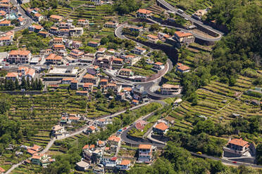 Portugal, Madeira, Curral das Freiras, Blick von oben auf die kurvenreiche Straße, die sich durch das Bergdorf zieht - WDF05899