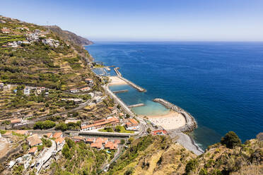 Portugal, Madeira, Calheta, Blick von oben auf die Küstenstadt und die künstliche Bucht im Sommer - WDF05900