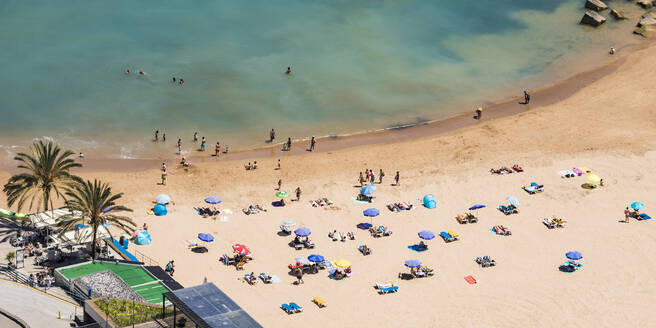 Portugal, Madeira, Calheta, Blick von oben auf Menschen entspannen sich auf Sandstrand im Sommer - WDF05901