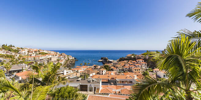 Portugal, Madeira, Camara de Lobos, Panorama des klaren Himmels über der Küstenstadt im Sommer - WDF05904
