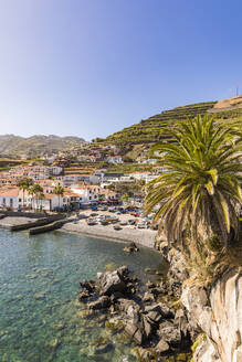 Portugal, Madeira, Camara de Lobos, Klarer Himmel über der Küstenstadt im Sommer - WDF05905