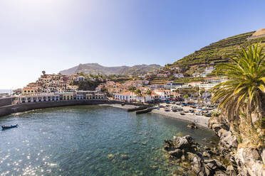 Portugal, Madeira, Camara de Lobos, Klarer Himmel über der Küstenstadt im Sommer - WDF05906