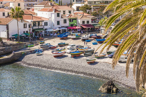 Portugal, Madeira, Camara de Lobos, Boote, die im Sommer am Strand der Küstenstadt liegen - WDF05907