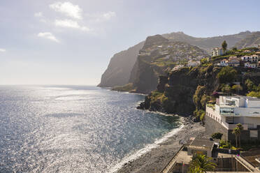 Portugal, Madeira, Camara de Lobos, Atlantik und Klippen der Küstenstadt - WDF05908