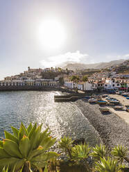 Portugal, Madeira, Camara de Lobos, Sonnenschein über der Küstenstadt im Sommer - WDF05911