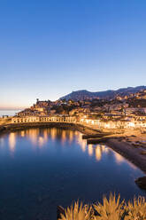 Portugal, Madeira, Camara de Lobos, Klarer Himmel über der Bucht der Küstenstadt in der Abenddämmerung - WDF05913