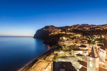 Portugal, Madeira, Camara de Lobos, Langzeitbelichtung der beleuchteten Küstenstadt in der Abenddämmerung - WDF05915