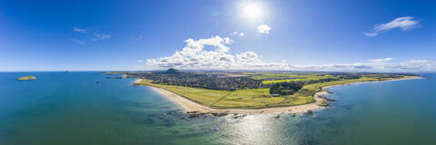 UK, Schottland, North Berwick, Luftbildpanorama des Firth of Forth und der Küstenstadt im Sommer, lizenzfreies Stockfoto