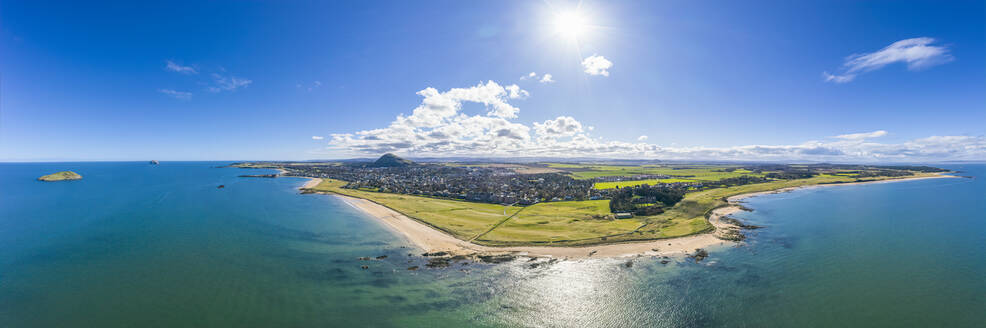 UK, Schottland, North Berwick, Luftbildpanorama des Firth of Forth und der Küstenstadt im Sommer - SMAF01868