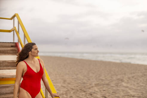 Frau im roten Badeanzug an der Rettungsschwimmerhütte am Miami Beach, Miami, Florida, USA - DAWF01277