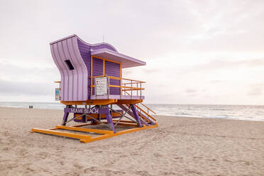 Rettungsschwimmerhütte im Art-déco-Stil am Strand von Miami, Miami, Florida, USA - DAWF01282