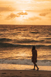 Frau an der Strandpromenade bei Sonnenaufgang, Miami, Florida, USA - DAWF01285