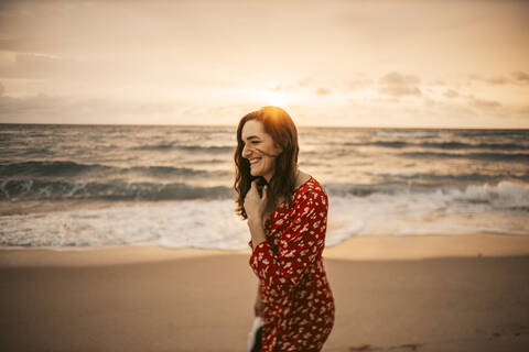 Glückliche Frau an der Strandpromenade bei Sonnenaufgang, Miami, Florida, USA, lizenzfreies Stockfoto
