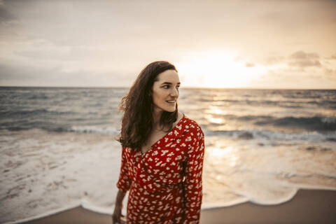 Frau an der Strandpromenade bei Sonnenaufgang, Miami, Florida, USA, lizenzfreies Stockfoto