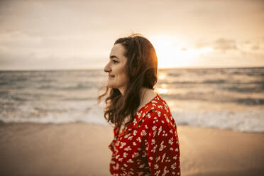 Frau an der Strandpromenade bei Sonnenaufgang, Miami, Florida, USA - DAWF01290