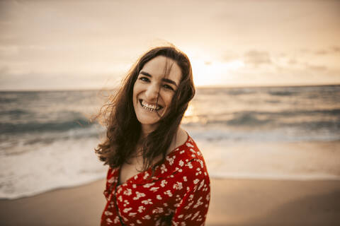 Porträt einer glücklichen Frau an der Strandpromenade bei Sonnenaufgang, Miami, Florida, USA, lizenzfreies Stockfoto