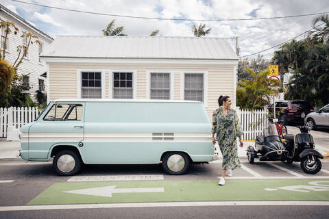 Frau beim Überqueren einer Straße in Key West, Florida, USA, lizenzfreies Stockfoto