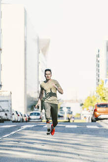 Behinderter Sportler mit Beinprothese trainiert in der Stadt und läuft auf einer Straße - DAMF00295