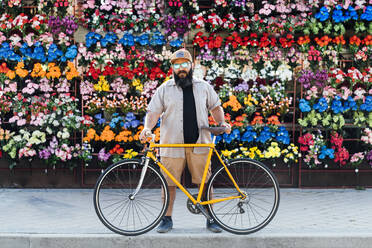 Porträt eines bärtigen Mannes mit Fixie-Fahrrad und verspiegelter Sonnenbrille - JCMF00539