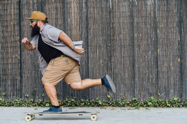 Älterer Mann beim Skateboarden - JCMF00556