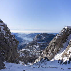 Blick auf die Orobie-Alpen von einer Bergschlucht aus, Lecco, Italien - MCVF00268