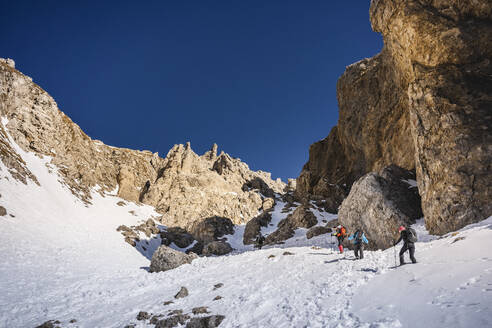 Gruppe von Bergsteigern beim Klettern in einer Schlucht, Orobie-Alpen, Lecco, Italien - MCVF00269